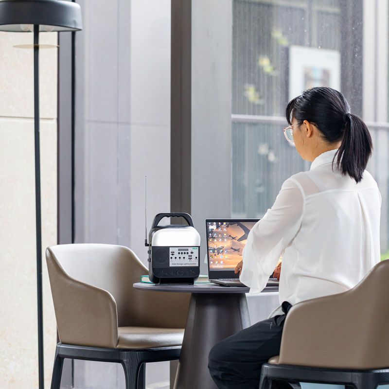 Ánh sáng mặt trời LED tại nhà Làm sáng không gian sống của bạn với năng lượng tái tạo ngoài lưới Hệ thống năng lượng mặt trời di động SRE-818