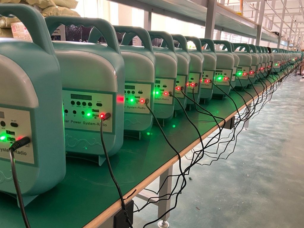 Hệ thống bảng điều khiển năng lượng mặt trời 12W 4 bóng đèn LED Bộ dụng cụ chiếu sáng năng lượng mặt trời di động