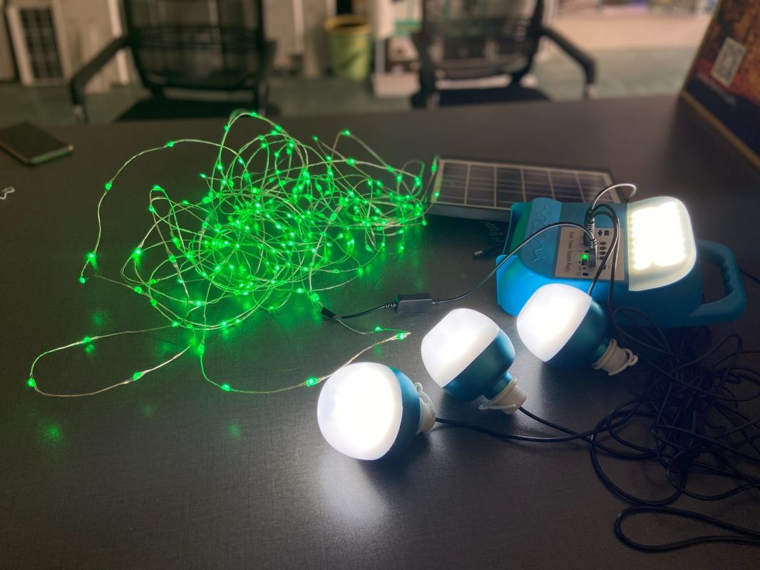 Hệ thống bảng điều khiển năng lượng mặt trời 12W 4 bóng đèn LED Bộ dụng cụ chiếu sáng năng lượng mặt trời di động