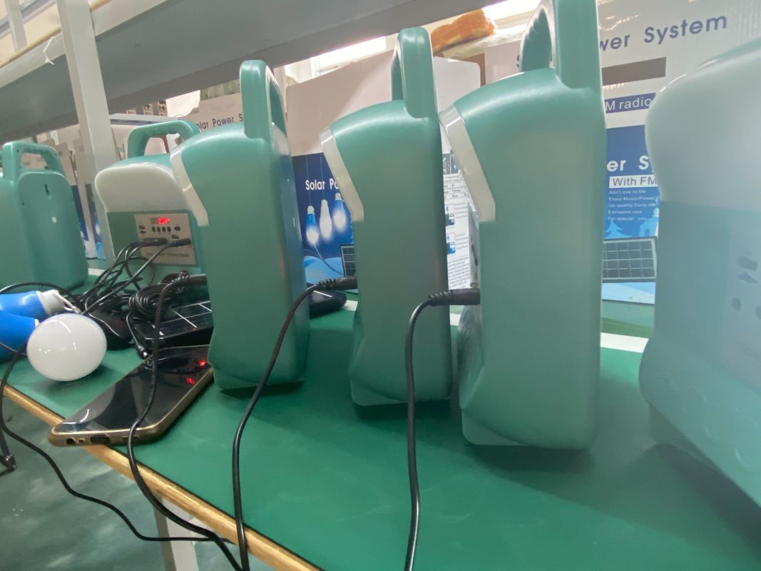 Bộ dụng cụ chiếu sáng năng lượng mặt trời di động / Bảng năng lượng mặt trời cho hệ thống chiếu sáng gia đình SRE-583